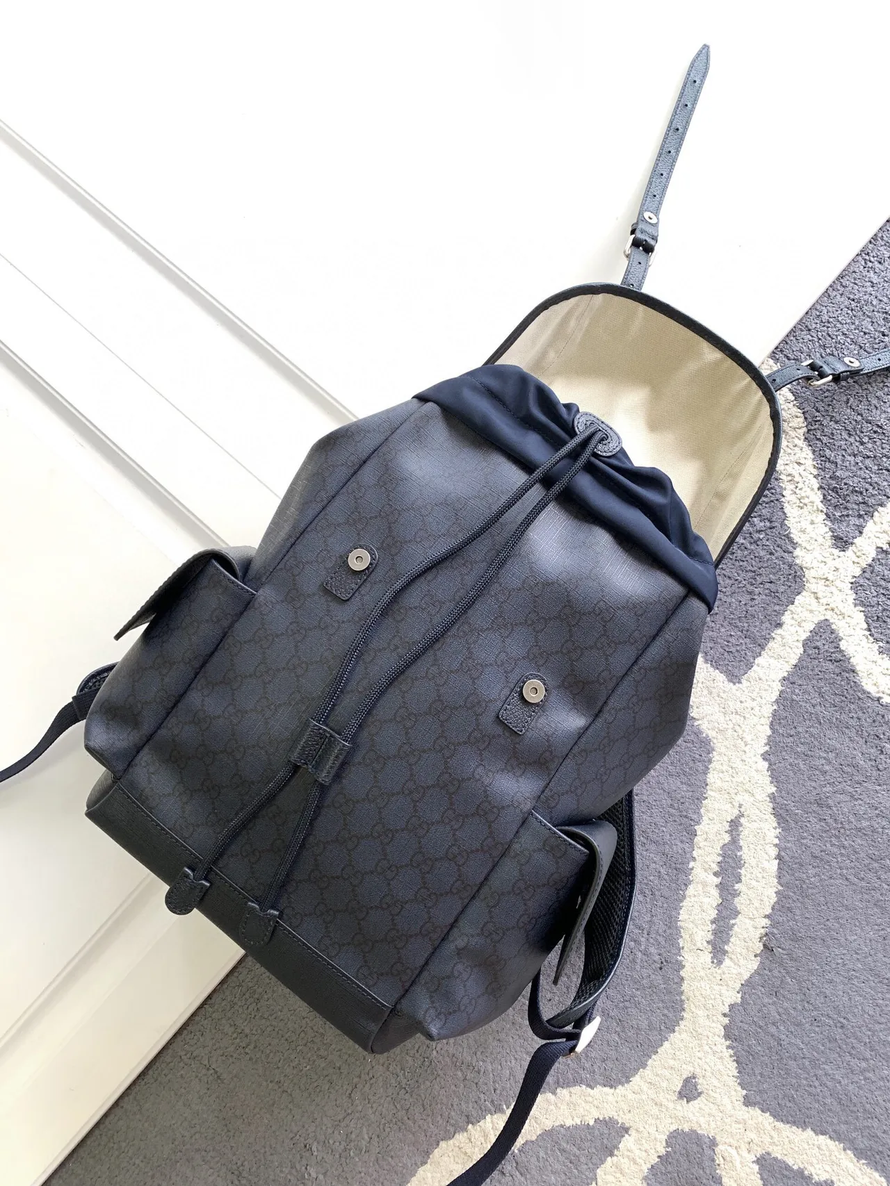 Gucci Off-The-Grid Navy Monogram Flap-Top sac à dos casual 4