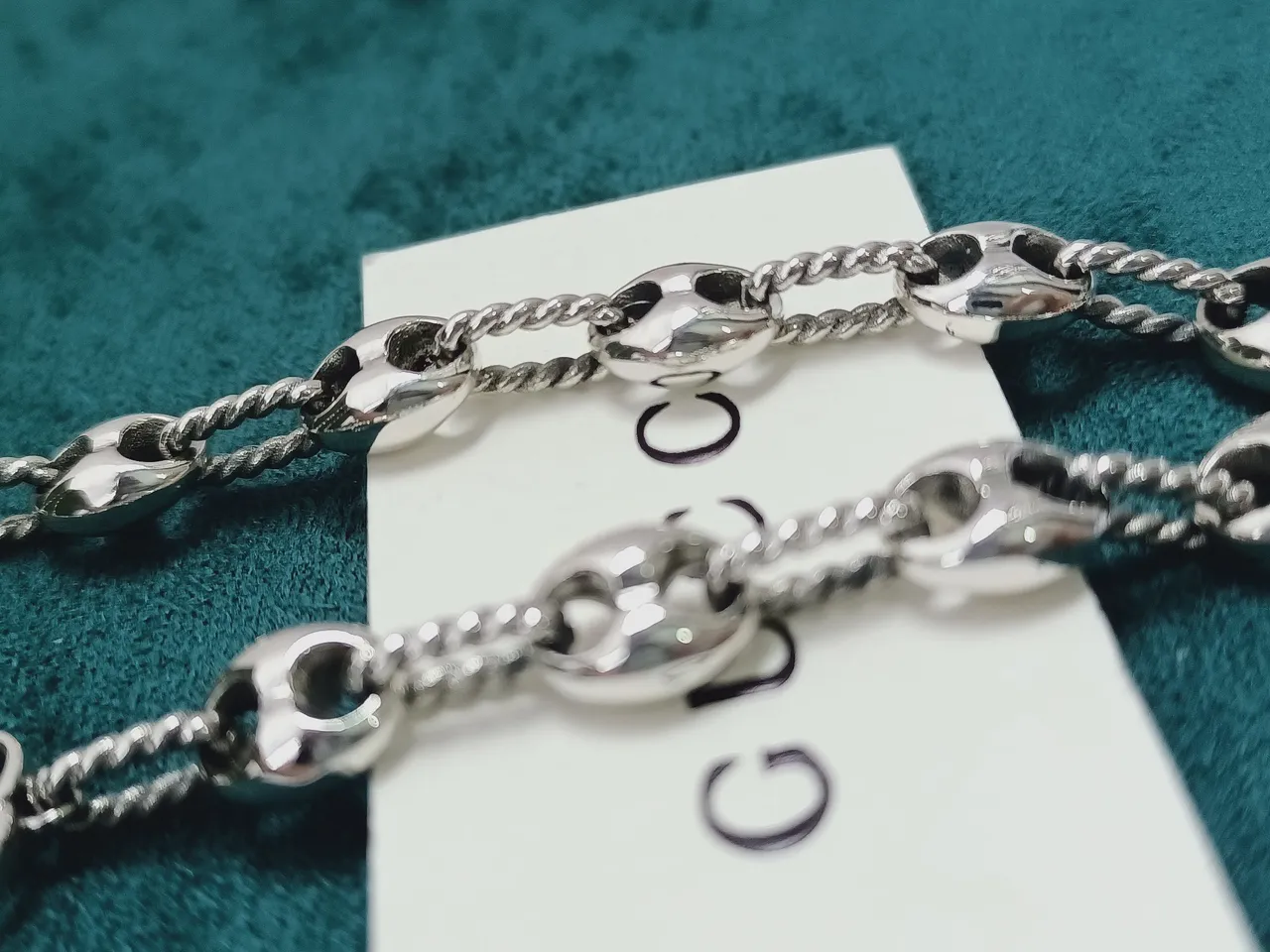 Gucci Ouroboros قلادة مع حلقات बियضاوية متشابكة بلون فضي 2