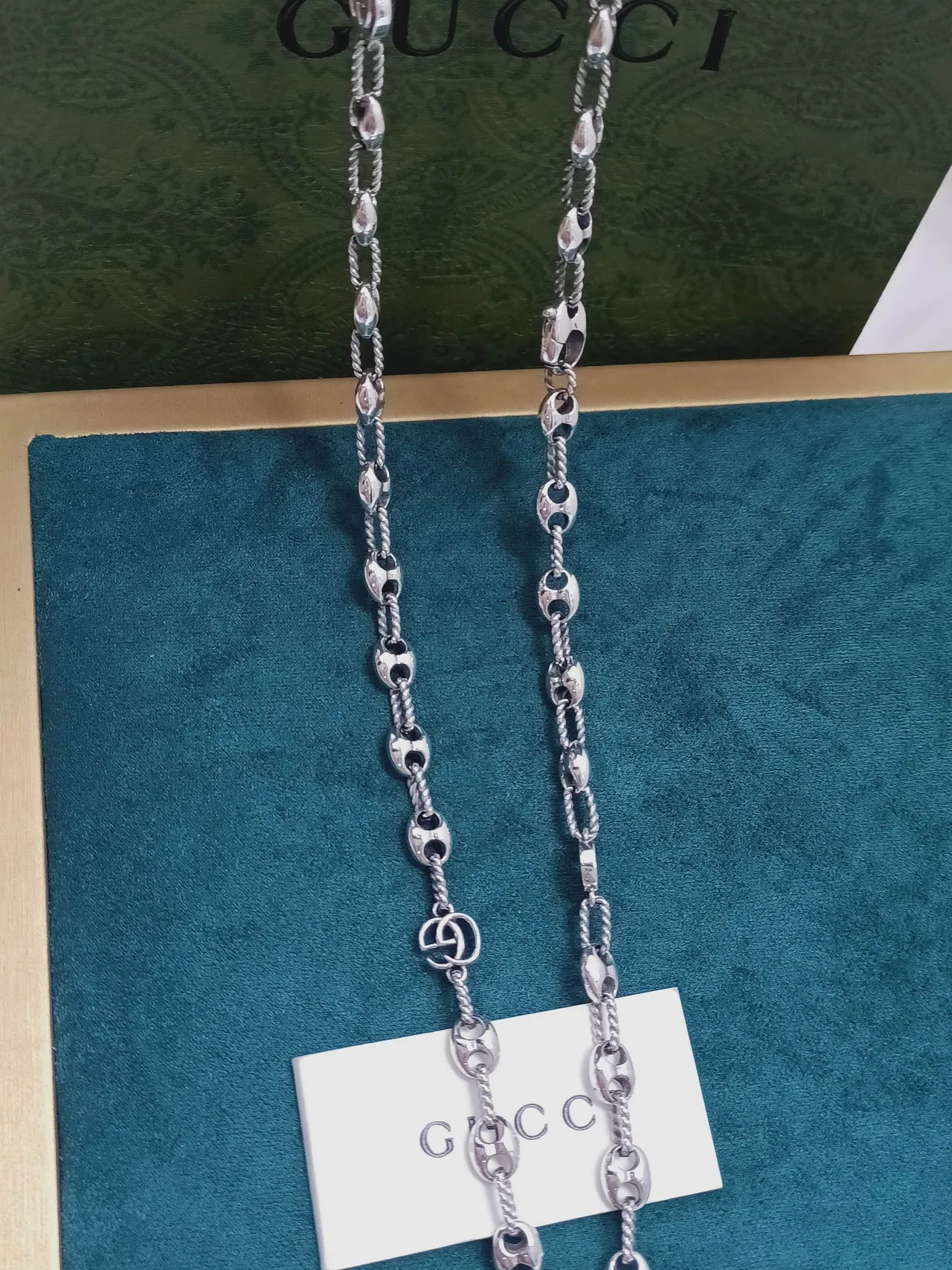 Gucci Ouroboros قلادة مع حلقات बियضاوية متشابكة بلون فضي 3