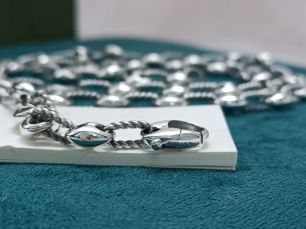 Gucci Ouroboros قلادة مع حلقات बियضاوية متشابكة بلون فضي 4