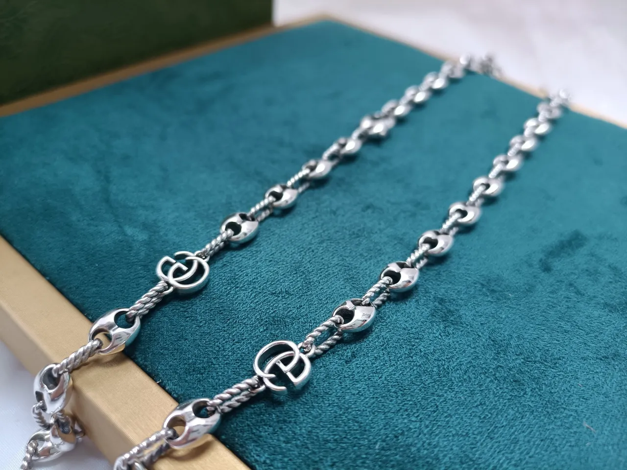 Gucci Ouroboros قلادة مع حلقات बियضاوية متشابكة بلون فضي 6