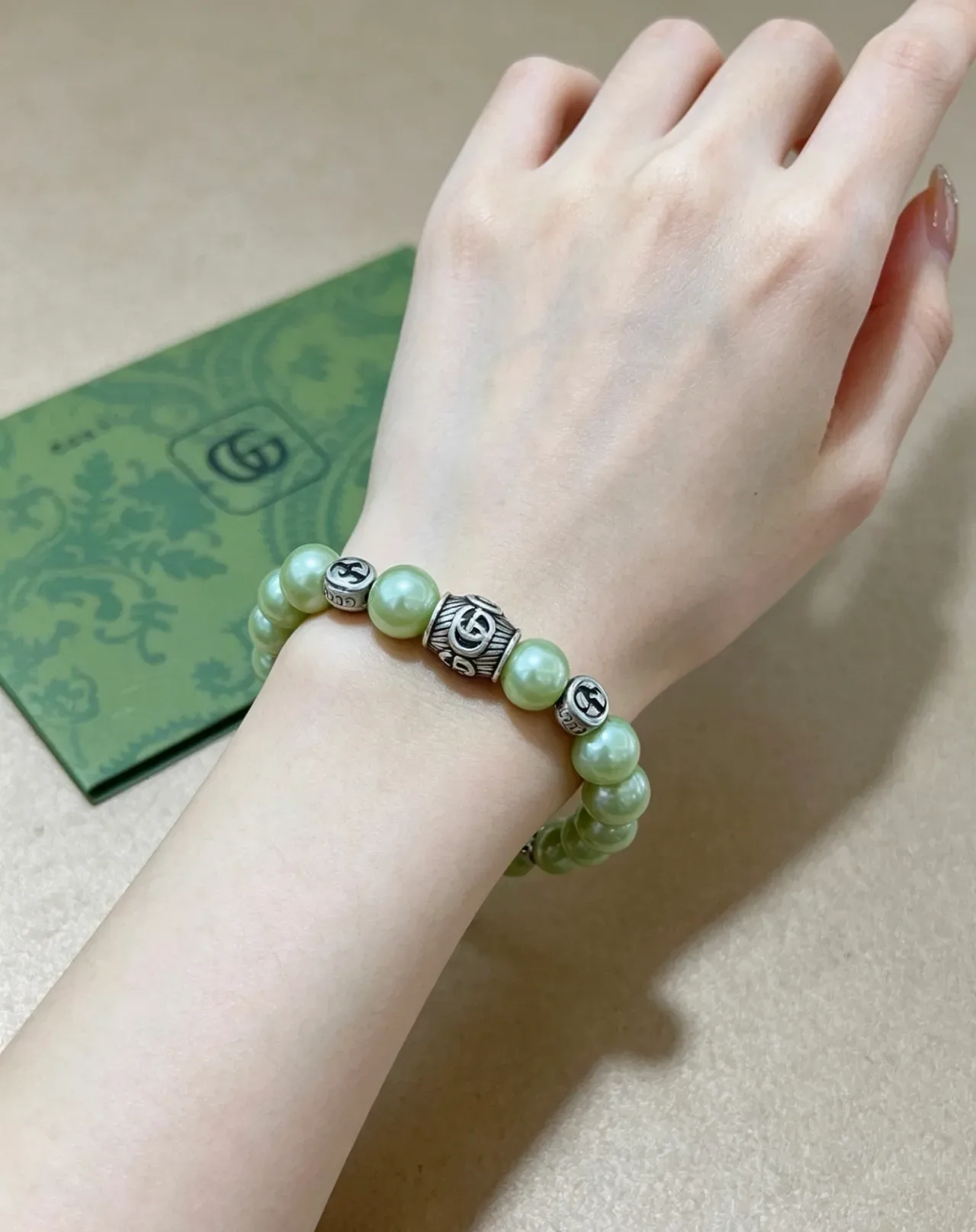 Gucci पर्ल और इंटरलॉकिंग G बीड ब्रेसलेट 3