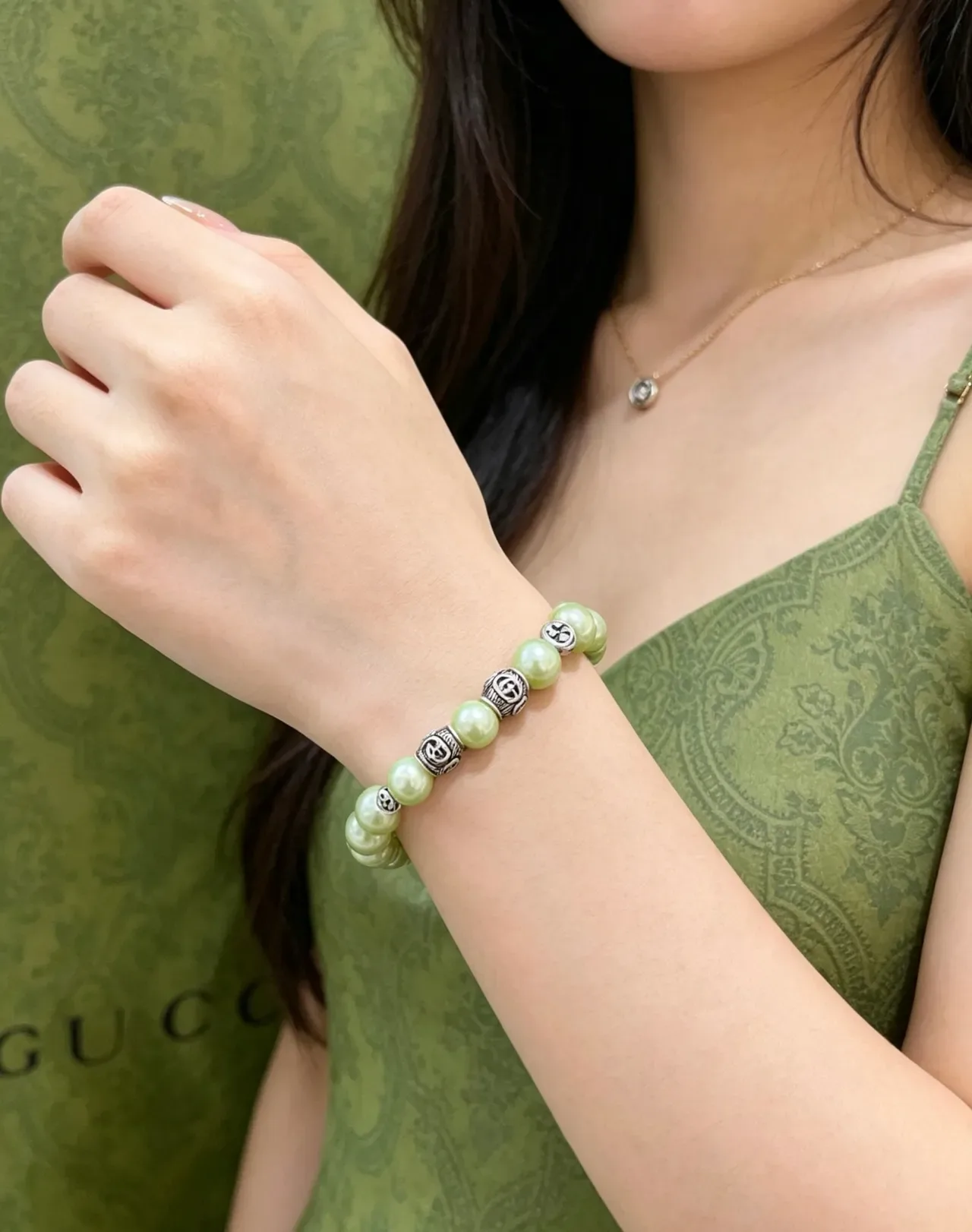 Gucci पर्ल और इंटरलॉकिंग G बीड ब्रेसलेट 8