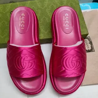 Gucci Pantuflas Rosa Blanco Satén Acolchado Interlocking GG Logo