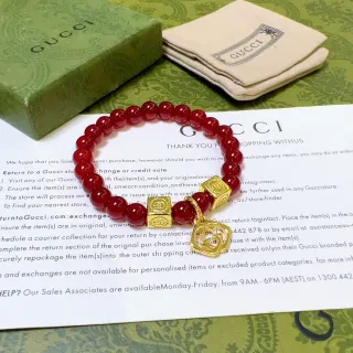 Gucci سوار شارمات مربعة مصنوعة من خرز ذهب أحمر