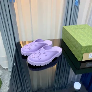 Gucci Screener lavanda perforado Monogram pantuflas