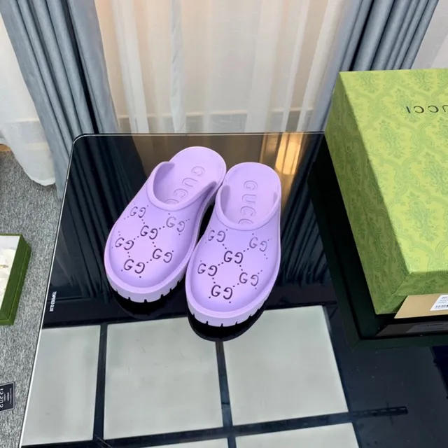 Gucci Screener lavanda perfurado Monogram chinelos 2