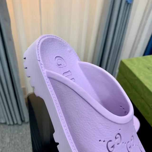 Gucci Screener lavanda perfurado Monogram chinelos 6