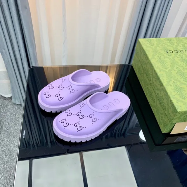 Gucci Screener lavanda perfurado Monogram chinelos 7