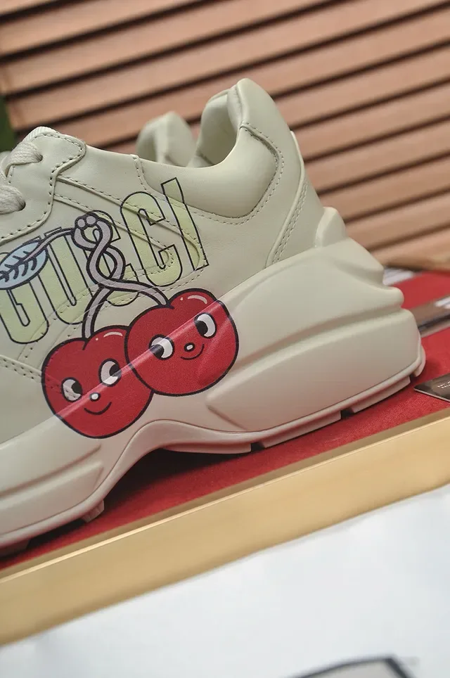 Gucci Screener Off-White Cherry 刺绣生活运动鞋 3