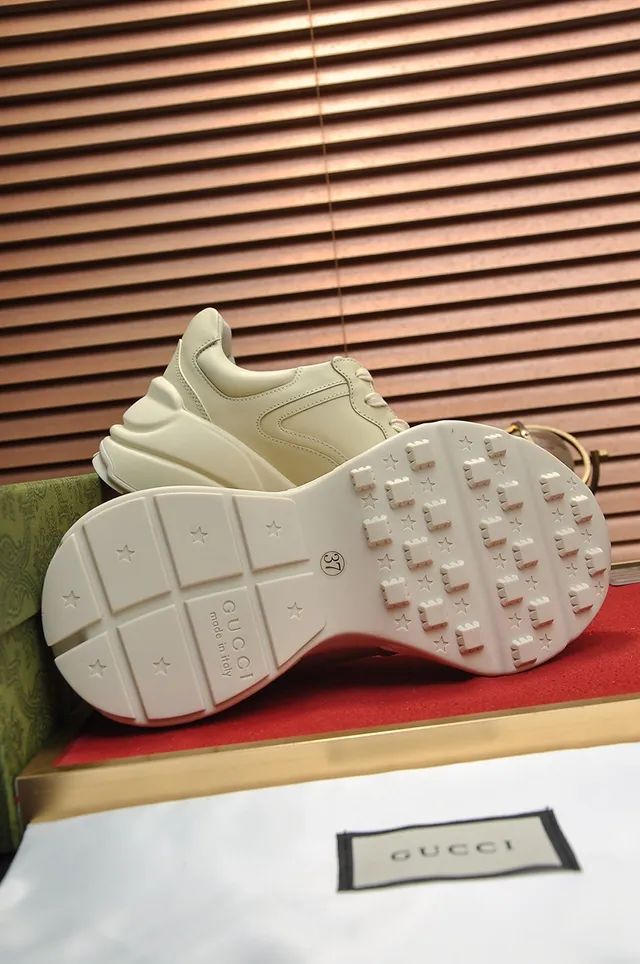 Gucci Screener Off-White Strawberry Tênis Chunky com Gráfico 2