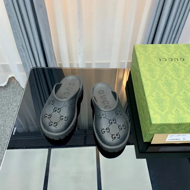 Gucci Screener Perfurado GG Chinelos Cinza 2