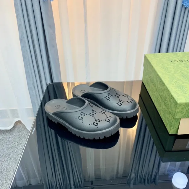 Gucci Screener Perfurado GG Chinelos Cinza 3
