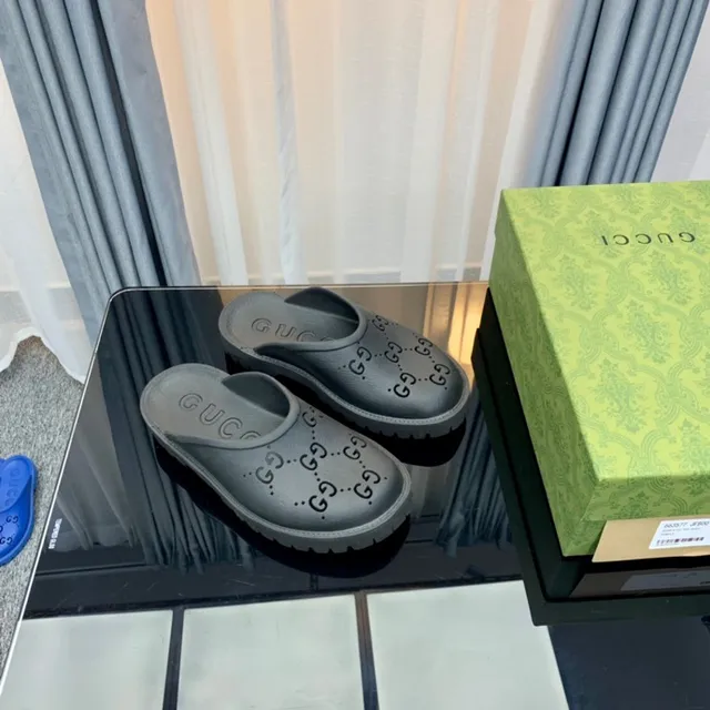 Gucci Screener Perfurado GG Chinelos Cinza 4