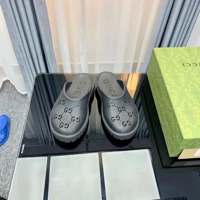 Gucci Screener Perfurado GG Chinelos Cinza 5