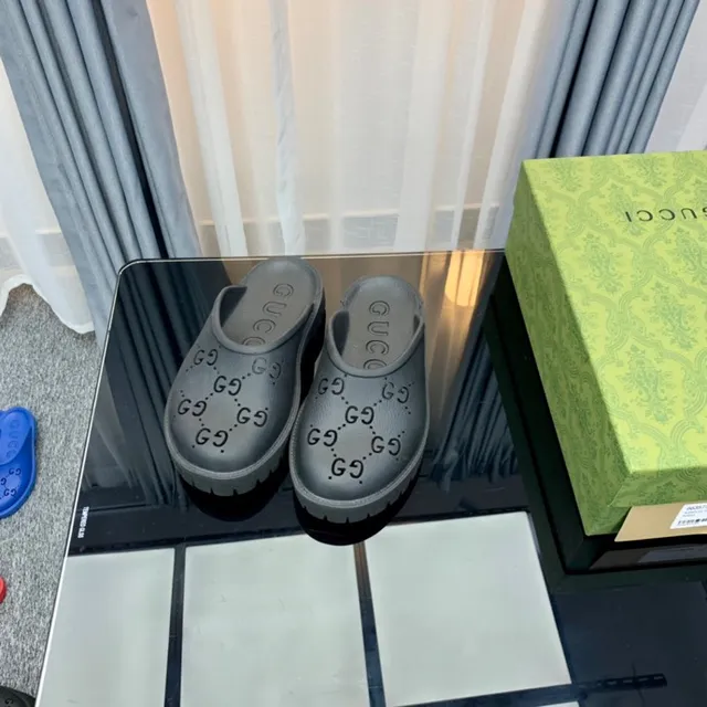 Gucci Screener Perfurado GG Chinelos Cinza 6