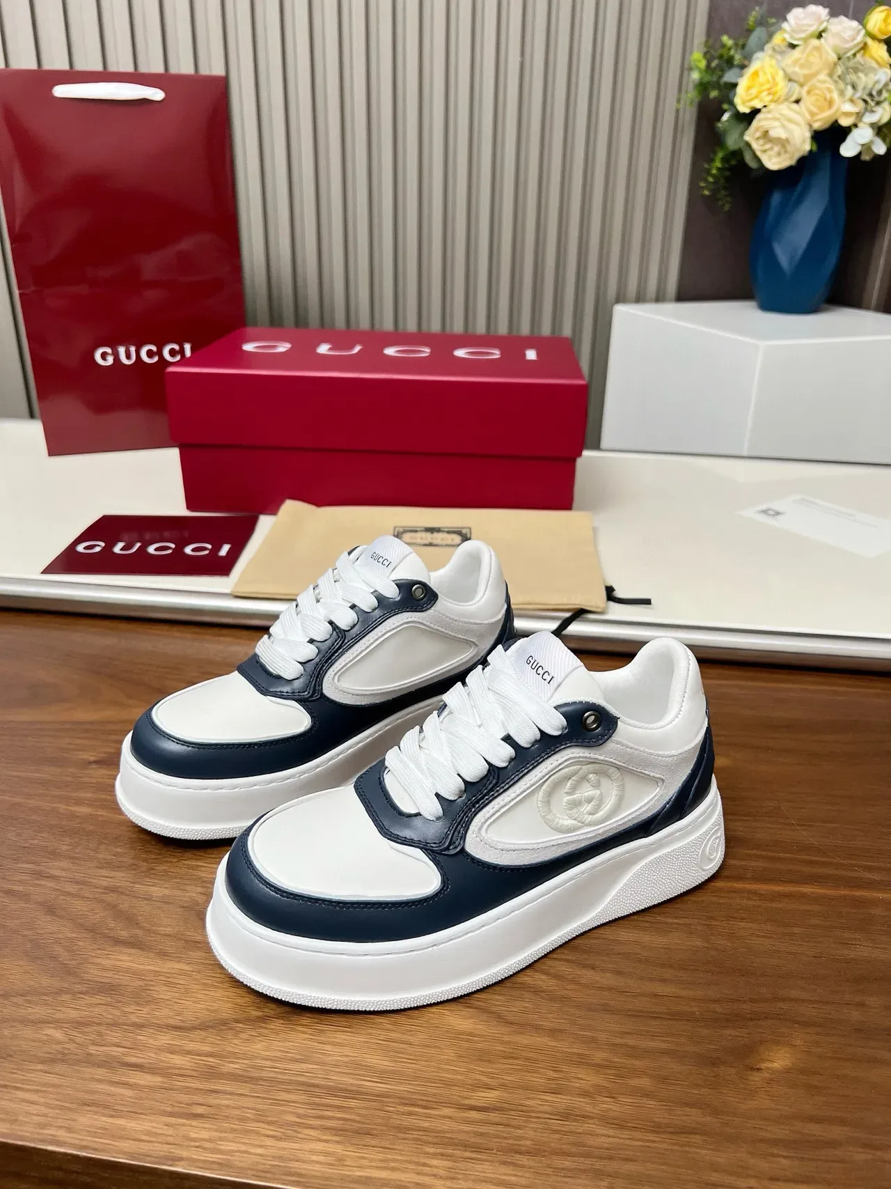 Gucci Screener-Style Zapatillas Plataforma de Cuero Blanco y Azul Marino Lifestyle 2
