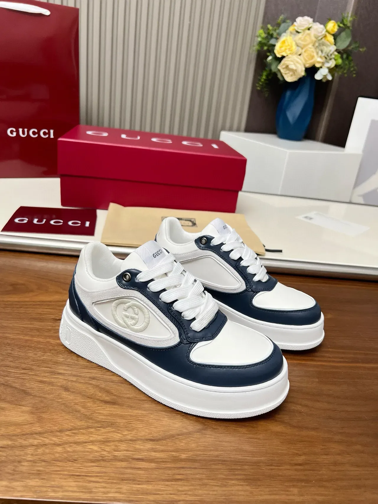 Gucci Screener-Style Zapatillas Plataforma de Cuero Blanco y Azul Marino Lifestyle 3
