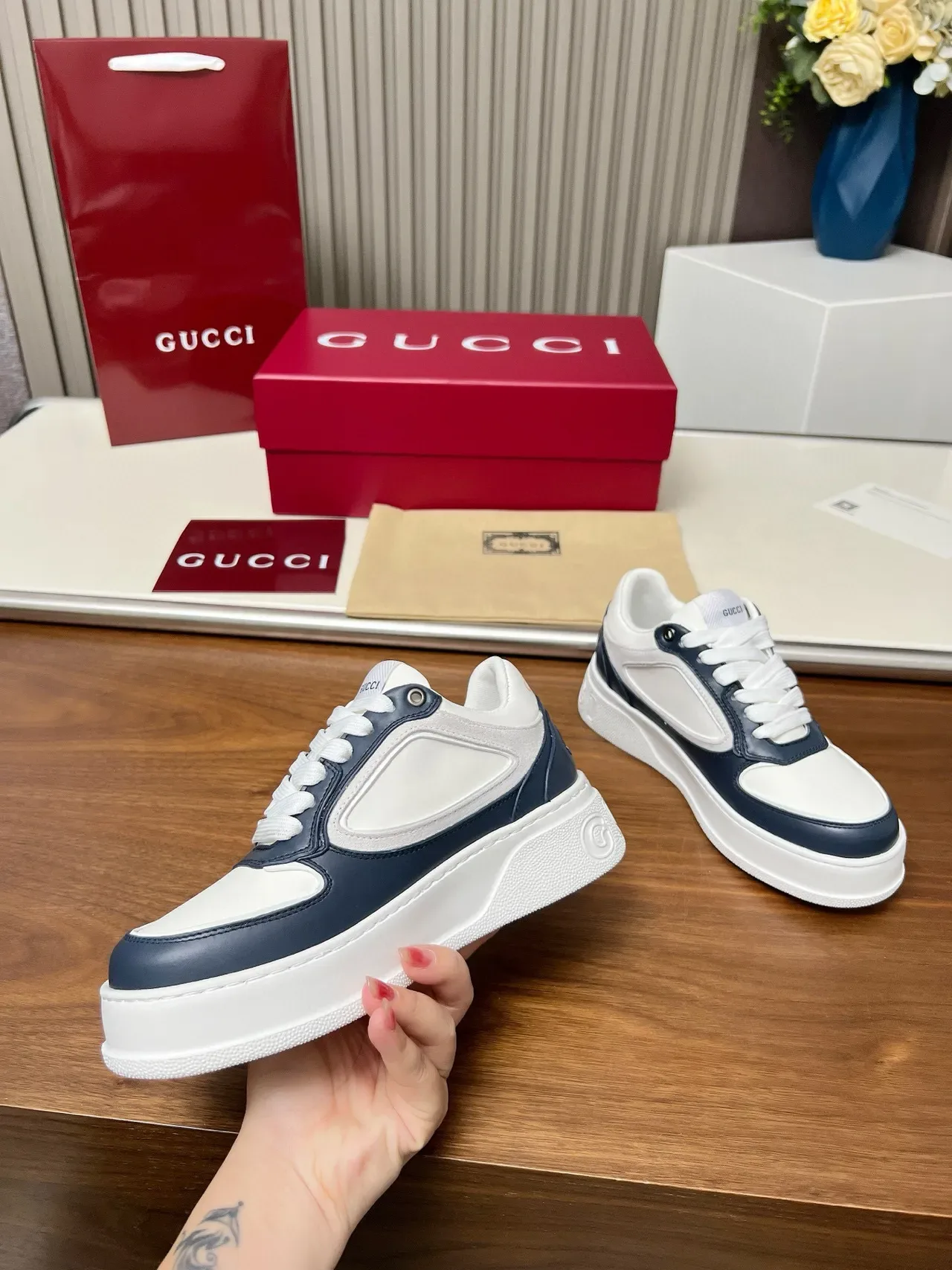 Gucci Screener-Style Zapatillas Plataforma de Cuero Blanco y Azul Marino Lifestyle 5