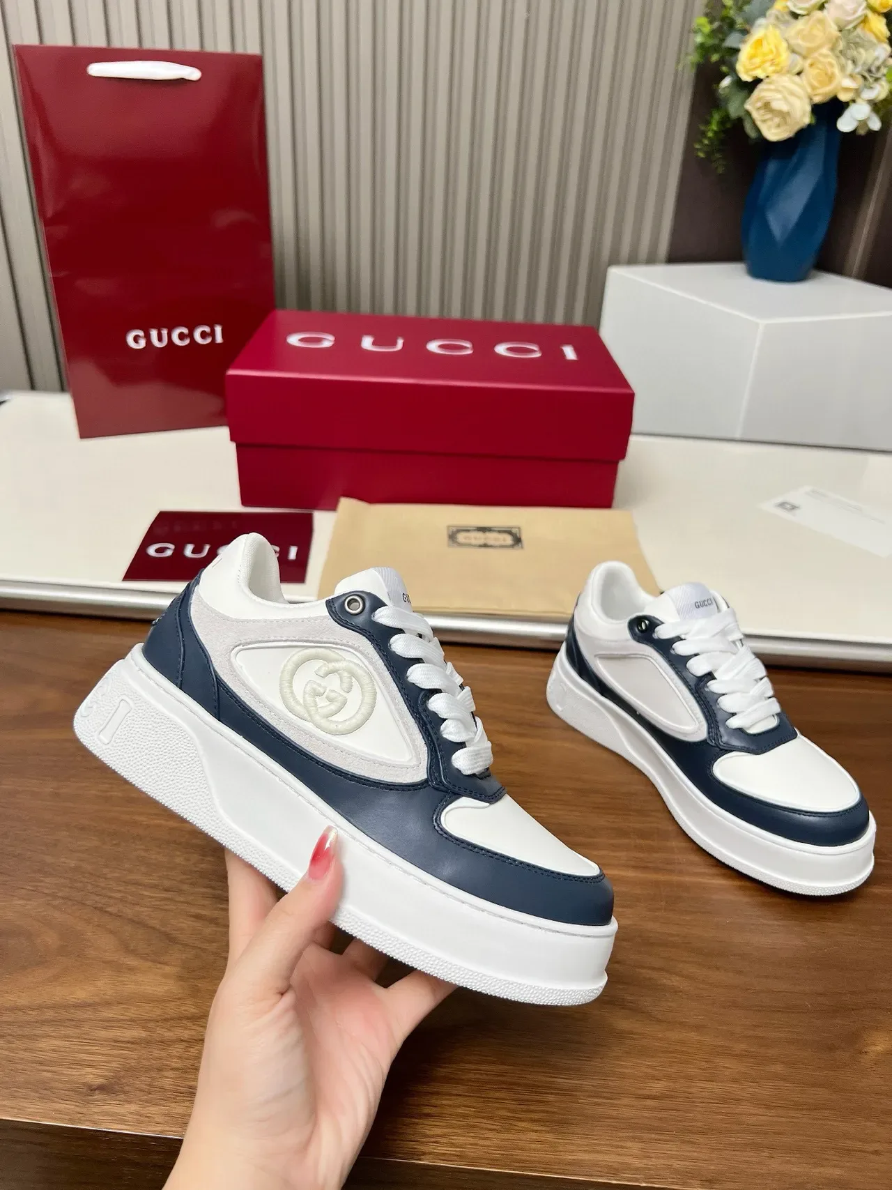 Gucci Screener-Style Zapatillas Plataforma de Cuero Blanco y Azul Marino Lifestyle 6