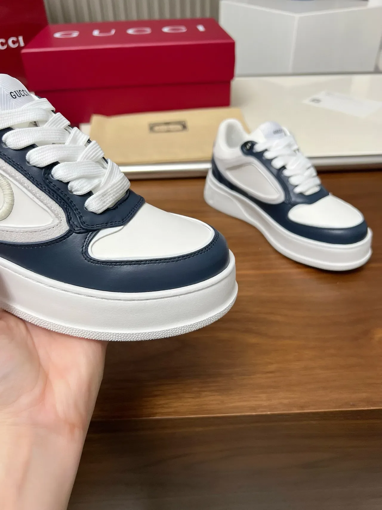 Gucci Screener-Style Zapatillas Plataforma de Cuero Blanco y Azul Marino Lifestyle 7