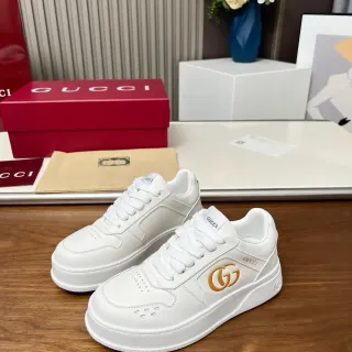 Gucci Screener Cuero Blanco y Oro Interlocking GG Logo zapatillas lifestyle