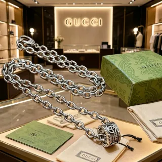 Gucci রূপালি সবুজ ভারী অক্সিডাইজড-লিঙ্ক চেইন খোদাইকৃত আন্তঃস্পর্শী GG পেন্ড্যান্ট নেকলেস