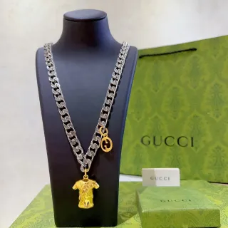 Gucci T-Shirt রূপালী সোনালী সজ্জিত কার্ব চেইন পেন্ডেন্ট নেকলেস