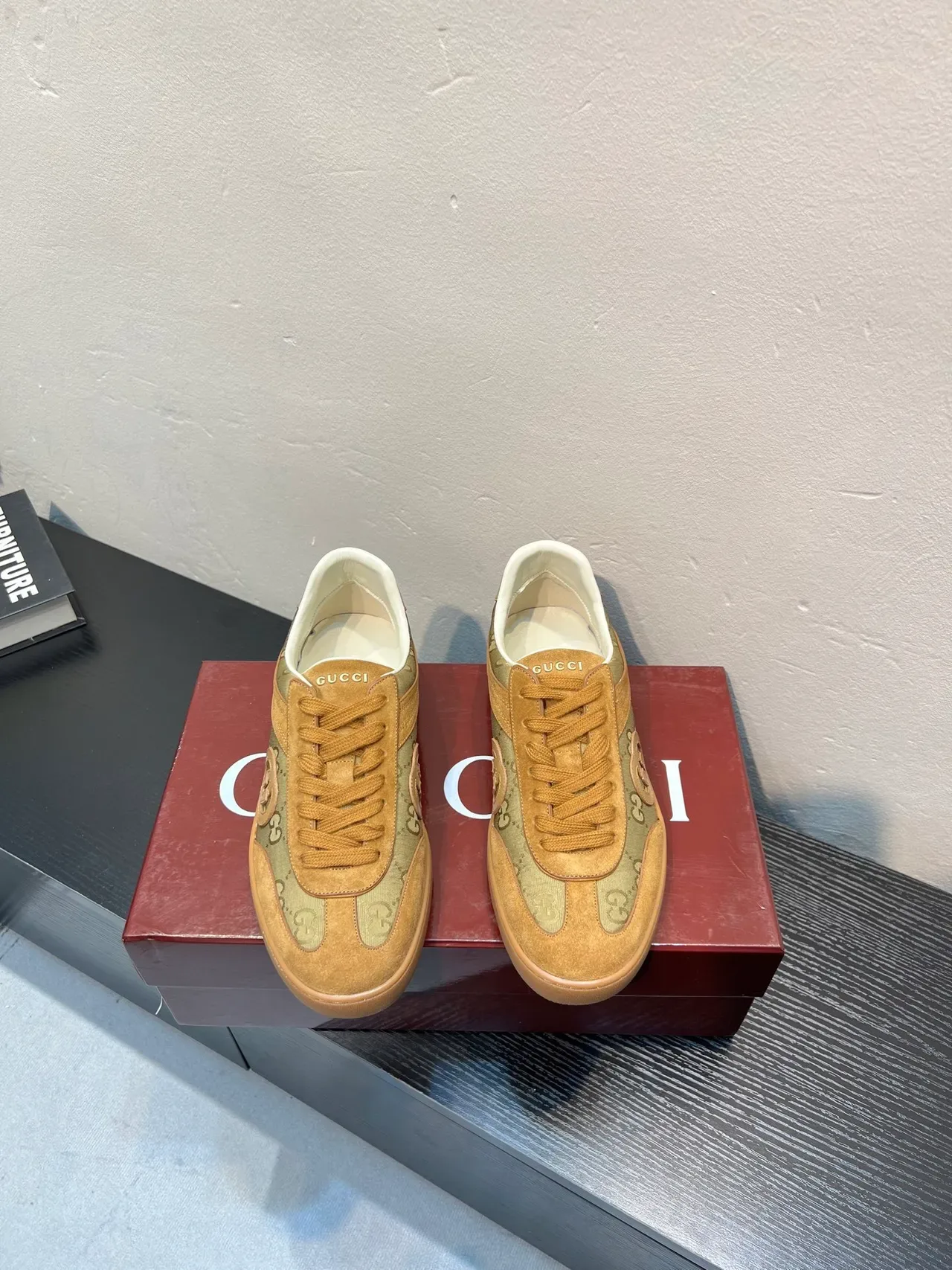 Gucci Tennis 1977 Beige et Tan GG Monogram Daim Lifestyle Sneakers 2