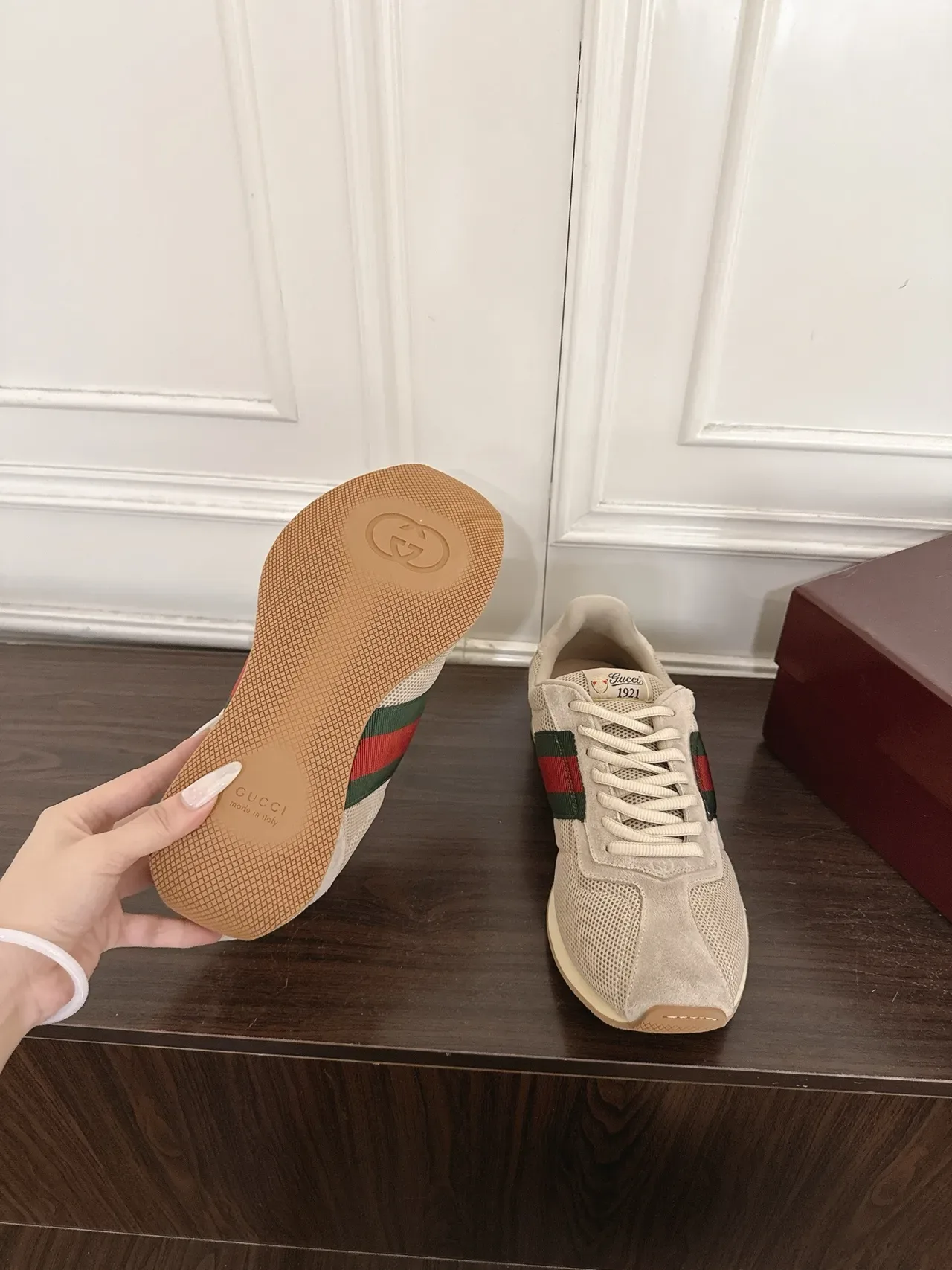 Gucci Tennis 1977 Zapatillas Lifestyle Beige Malla y Piel de ante Rayas Web 2