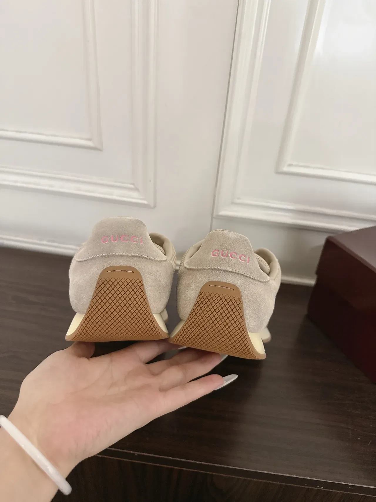 Gucci Tennis 1977 Zapatillas Lifestyle Beige Malla y Piel de ante Rayas Web 3