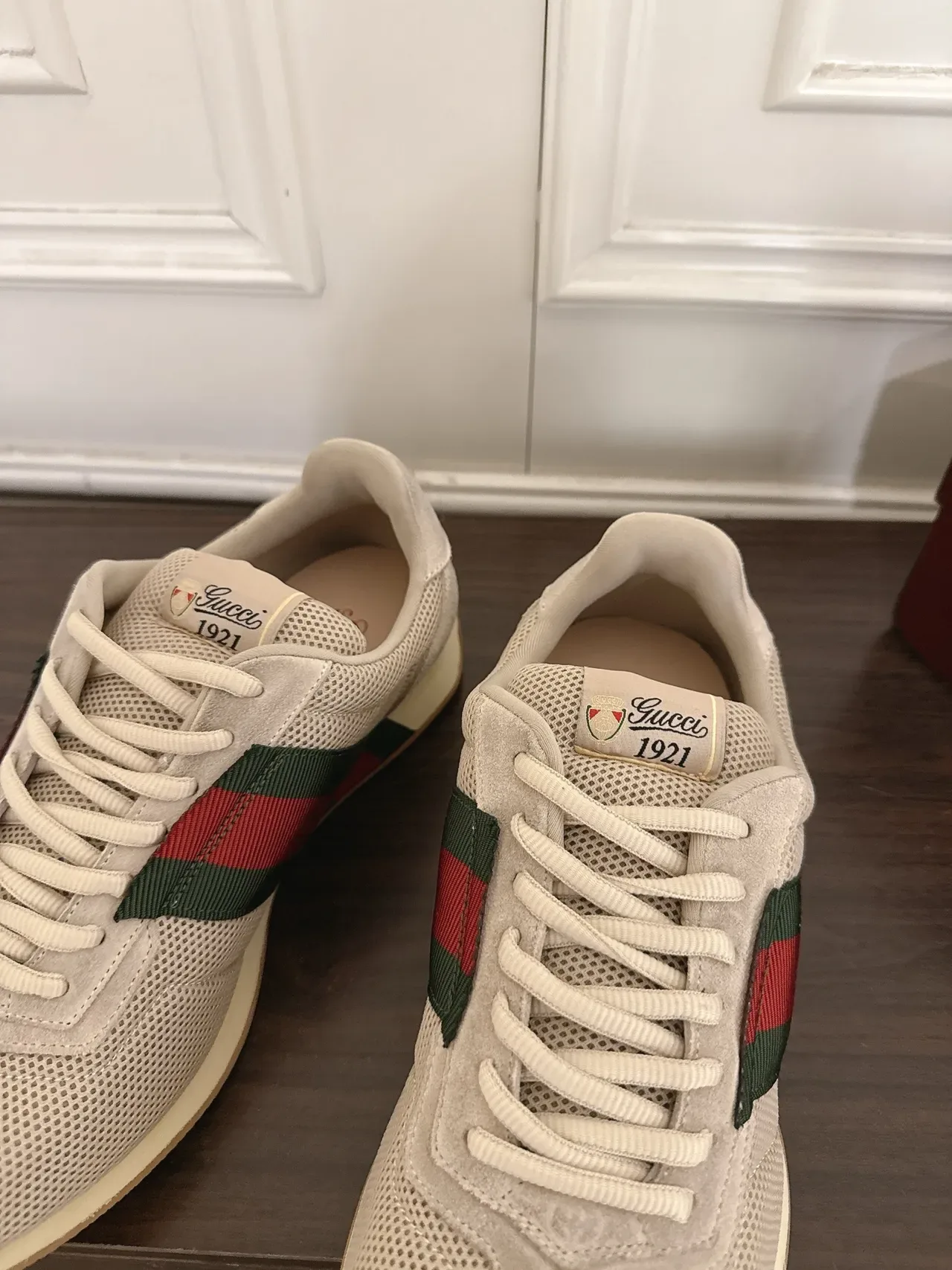 Gucci Tennis 1977 Zapatillas Lifestyle Beige Malla y Piel de ante Rayas Web 4