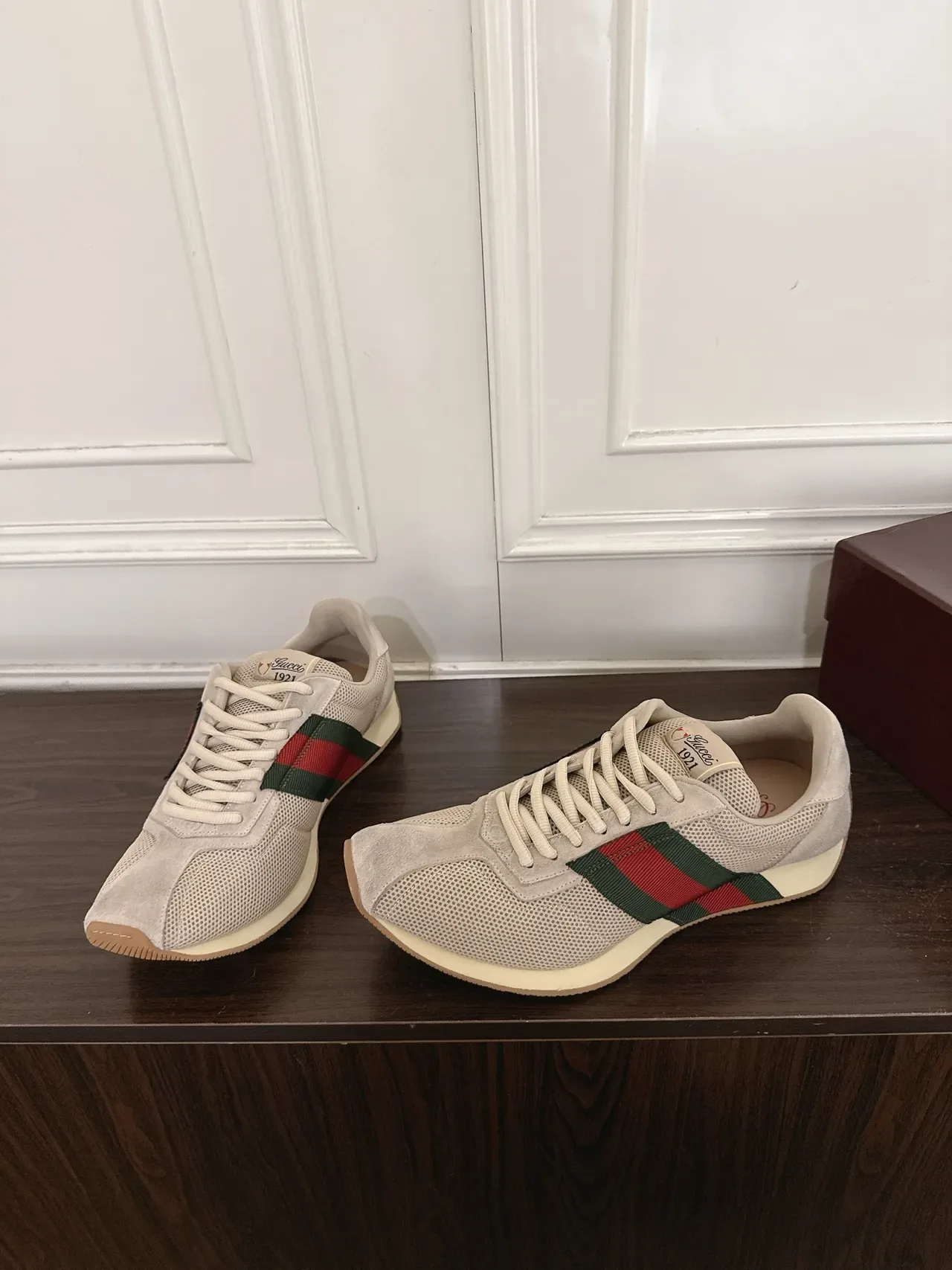 Gucci Tennis 1977 Zapatillas Lifestyle Beige Malla y Piel de ante Rayas Web 5