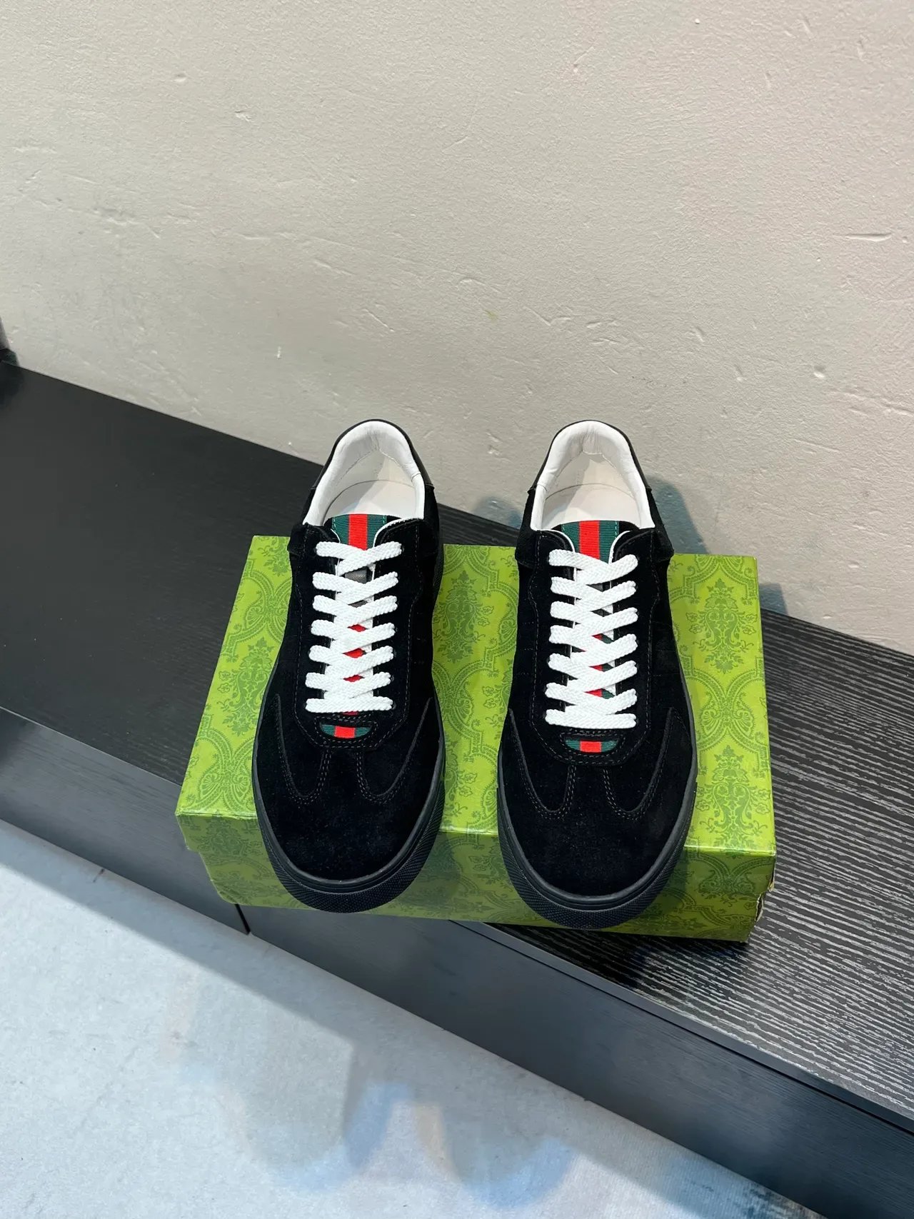Gucci Tennis 1977 काला सफेद सूड अपर वेब स्ट्राइप डिटेल लाइफस्टाइल स्नीकर्स 2