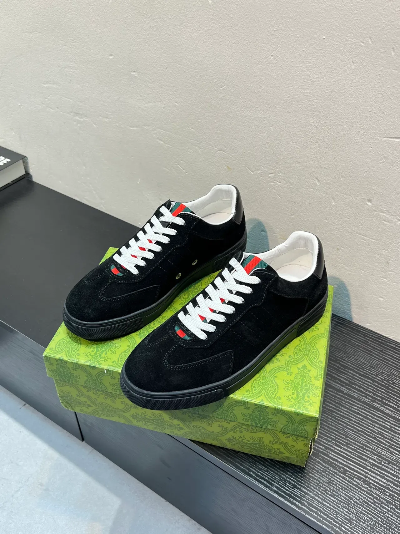 Gucci Tennis 1977 काला सफेद सूड अपर वेब स्ट्राइप डिटेल लाइफस्टाइल स्नीकर्स 3