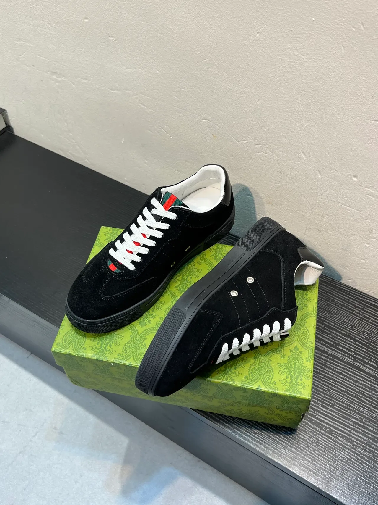 Gucci Tennis 1977 काला सफेद सूड अपर वेब स्ट्राइप डिटेल लाइफस्टाइल स्नीकर्स 4