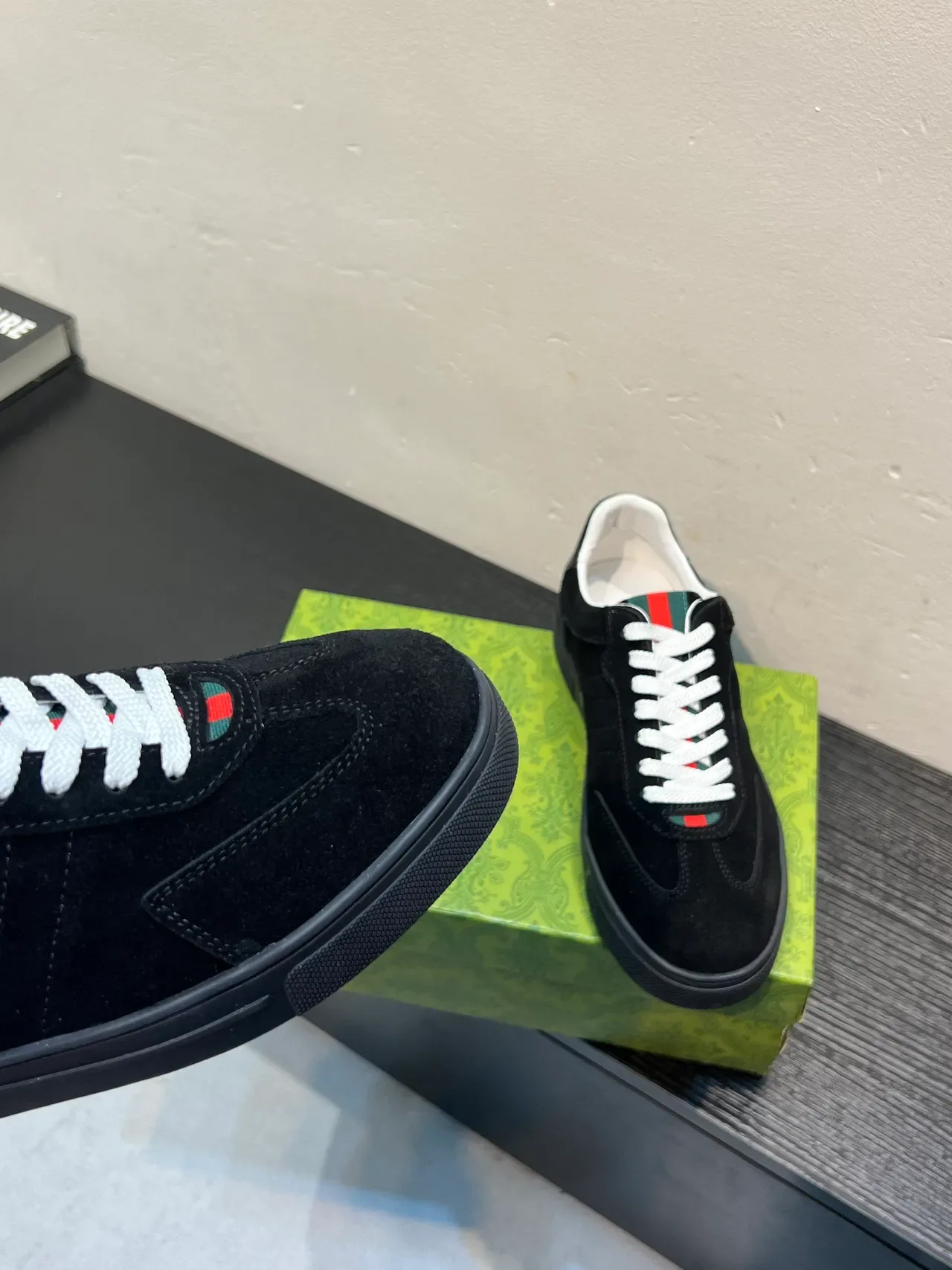 Gucci Tennis 1977 काला सफेद सूड अपर वेब स्ट्राइप डिटेल लाइफस्टाइल स्नीकर्स 8