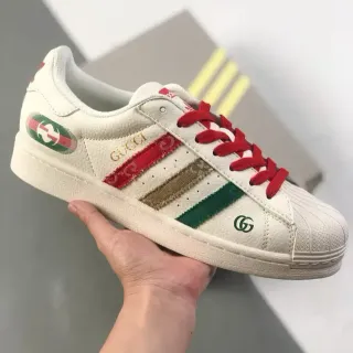 Gucci Tennis 1977 Zapatillas Lifestyle rayadas en blanco con rayas rojas y verdes