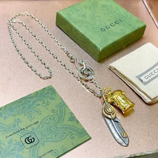Gucci দুটি রঙের পালক ও ঘণ্টা আকর্ষণ হার