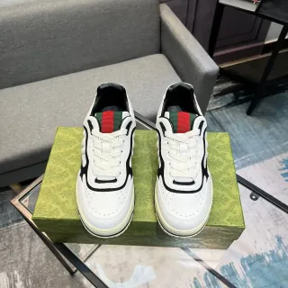 Gucci Zapatillas Lifestyle de Cuero Blanco Negro con Detalle de Superposición Lateral Superior