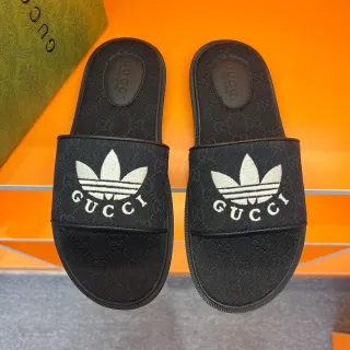 Gucci x Adidas صندل أسود مونوغرامد بالشريط