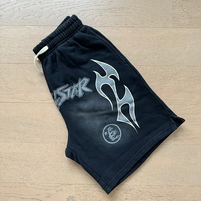 Hellstar ग्राफिक फ्लेम प्रिंट ड्रॉस्ट्रिंग शॉर्ट्स 8
