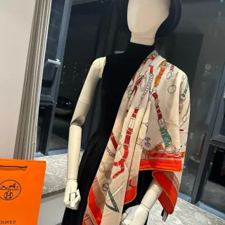 Hermès Attelage Beige Orange Équipement Équestre Imprimé Base Crème Écharpe de Soie