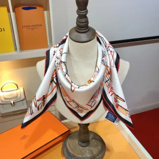 Hermès Écharpe de soie Motif d'aviation