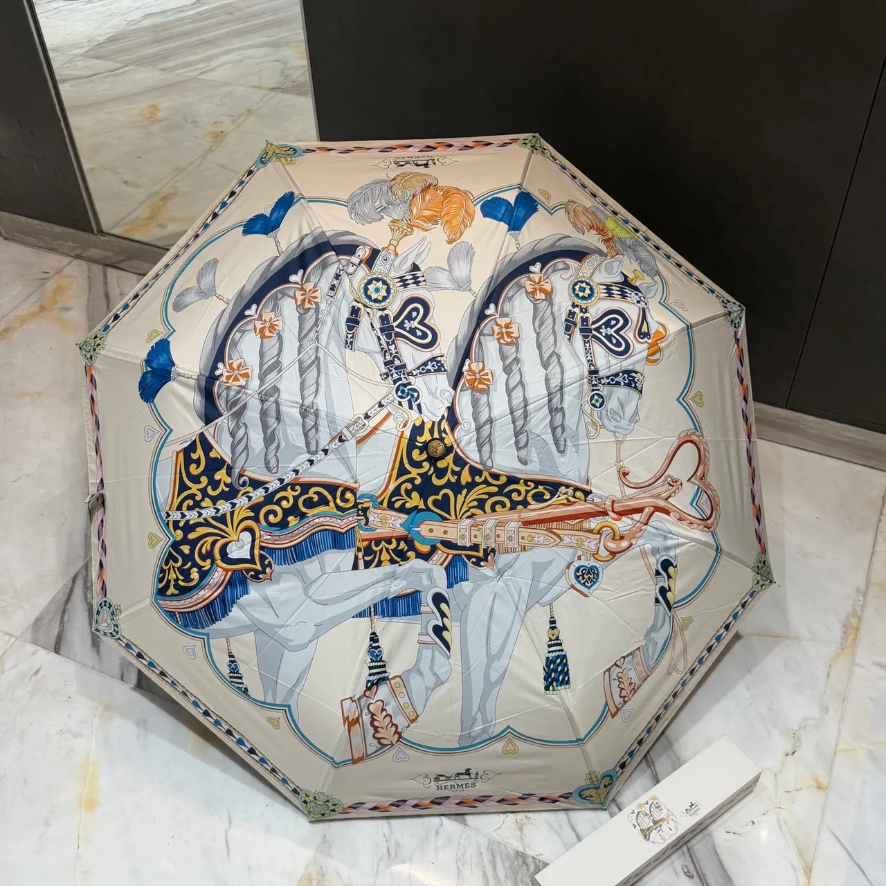 Hermès বেইজ নীল অষ্টভুজ ক্যানোপি ঘোড়ার থিম রেশম প্রিন্ট হ্যান্ডব্যাগ 1