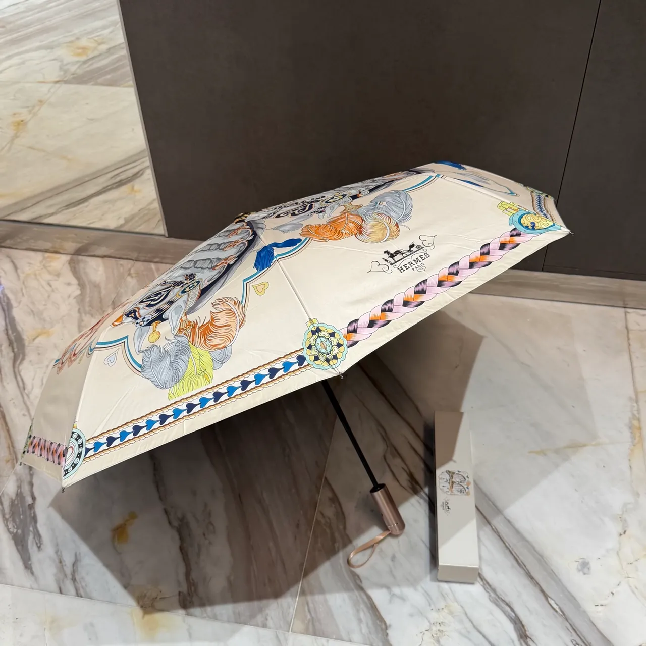 Hermès বেইজ নীল অষ্টভুজ ক্যানোপি ঘোড়ার থিম রেশম প্রিন্ট হ্যান্ডব্যাগ 4