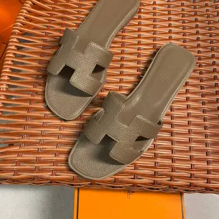 Hermès Bege Pantufas com Tira em Forma de H e Sola Plana