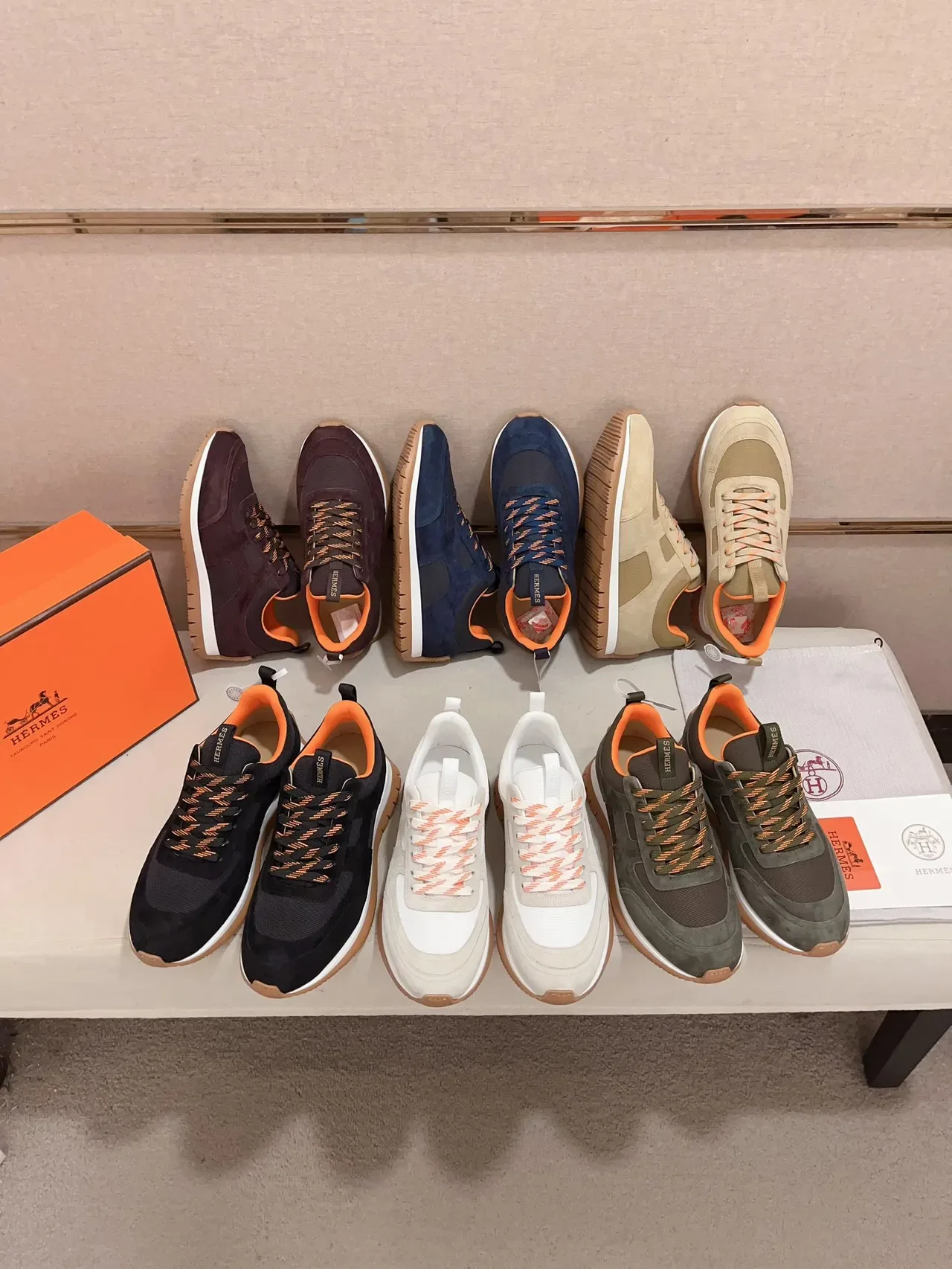 Hermès Sneaker Lifestyle Preto e Laranja Camurça e Malha 2