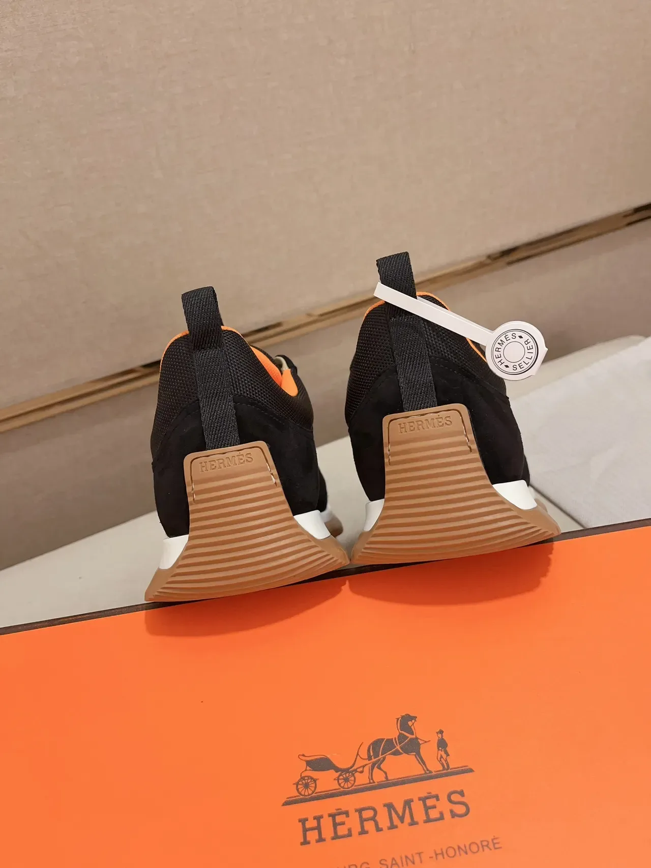 Hermès Sneaker Lifestyle Preto e Laranja Camurça e Malha 3