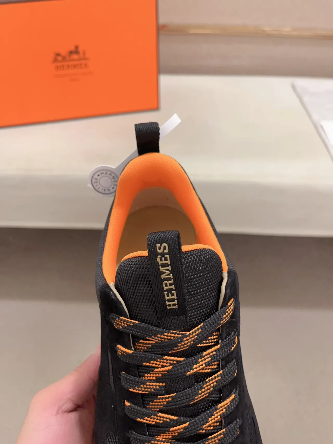 Hermès Sneaker Lifestyle Preto e Laranja Camurça e Malha 4